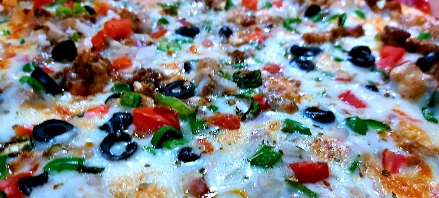 Fajita pizza cut into slices.